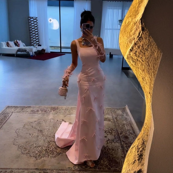Kvinders elegante aftenkjole med legende sløjfedetaljer og off-shoulder ærmer