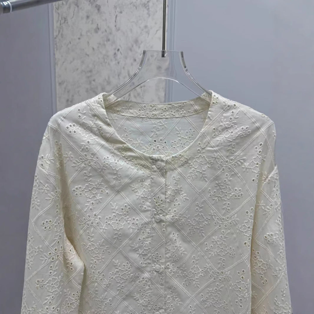 Dame Spids Bluse med fine Hulmønstre og elegante Puffærmer Stilla