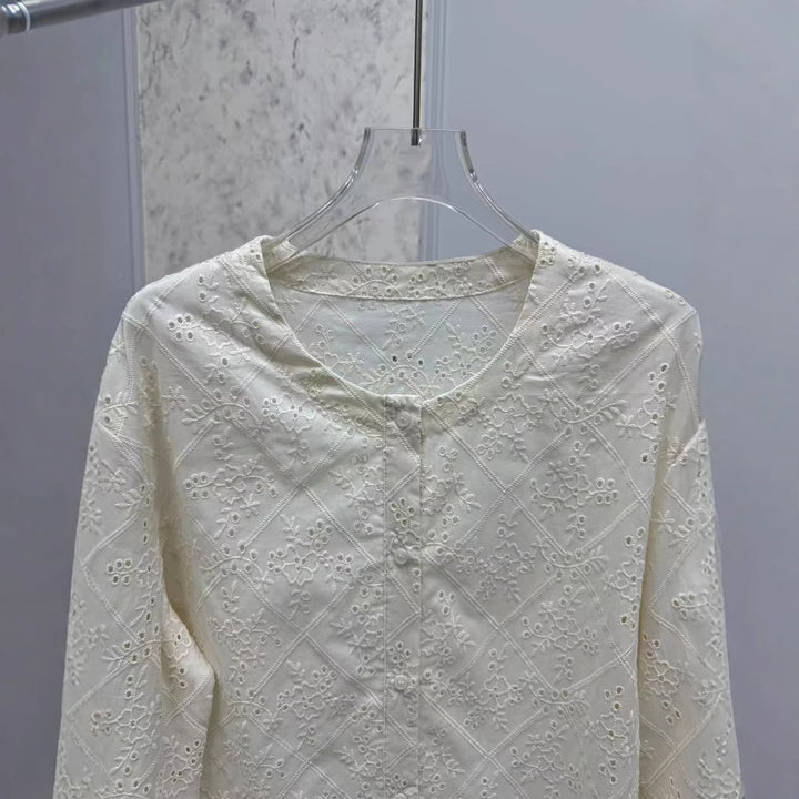 Dame Spids Bluse med fine Hulmønstre og elegante Puffærmer Stilla