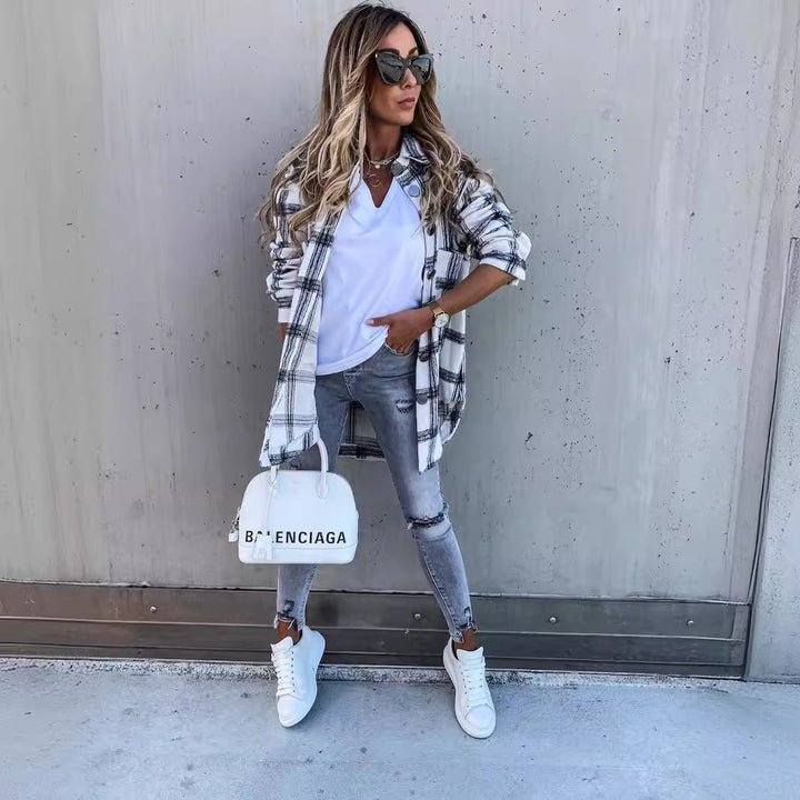 Dame afslappet ternet bluse i oversized snit med knapdetaljer Stilla