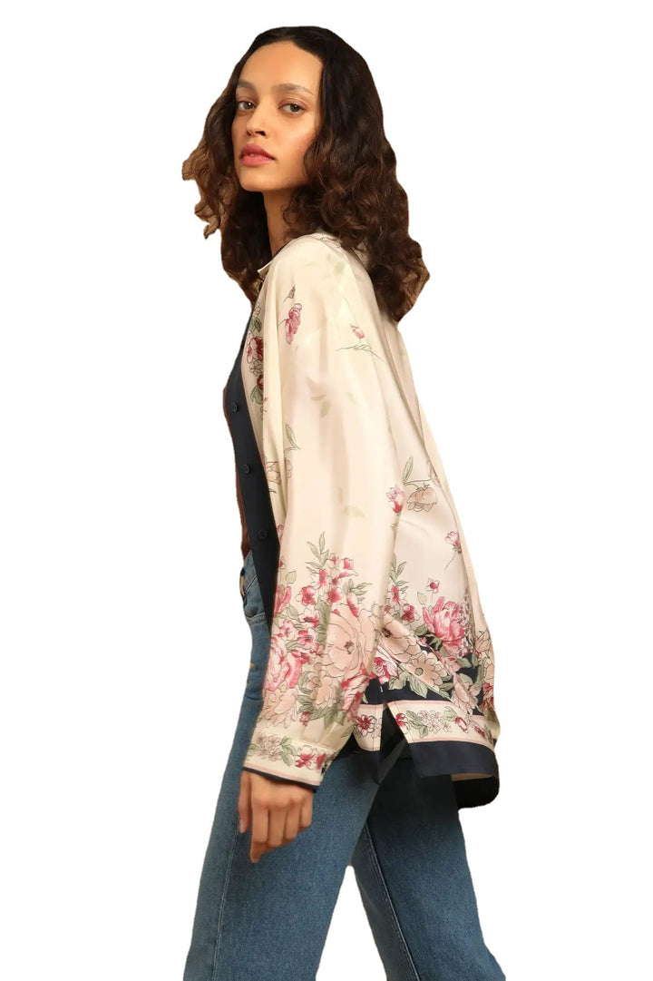 Damebluse med blomsterdesign og elegante kontraster Stilla
