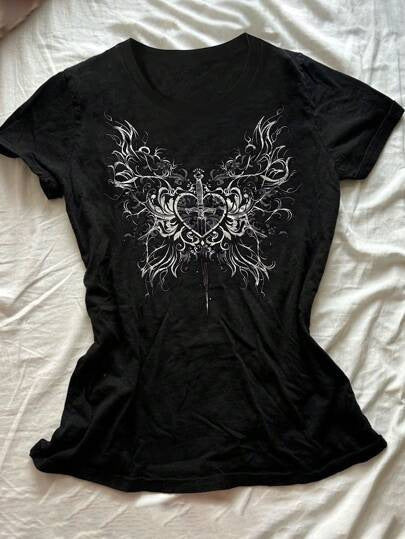 Dame T-shirt med kunstnerisk sommerfugledesign og hjerteformen accent Skovae