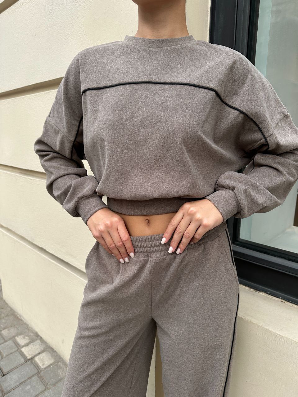Kvinders sporty top og bukser sæt med elastisk liv og kontrast syninger