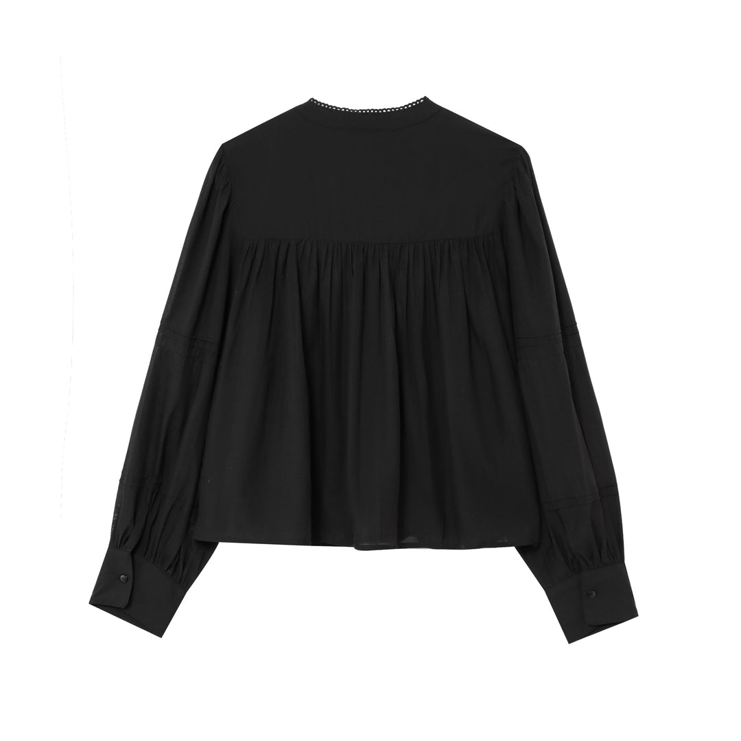 Femme romantisk broderet bluse med knaplukning Stilla