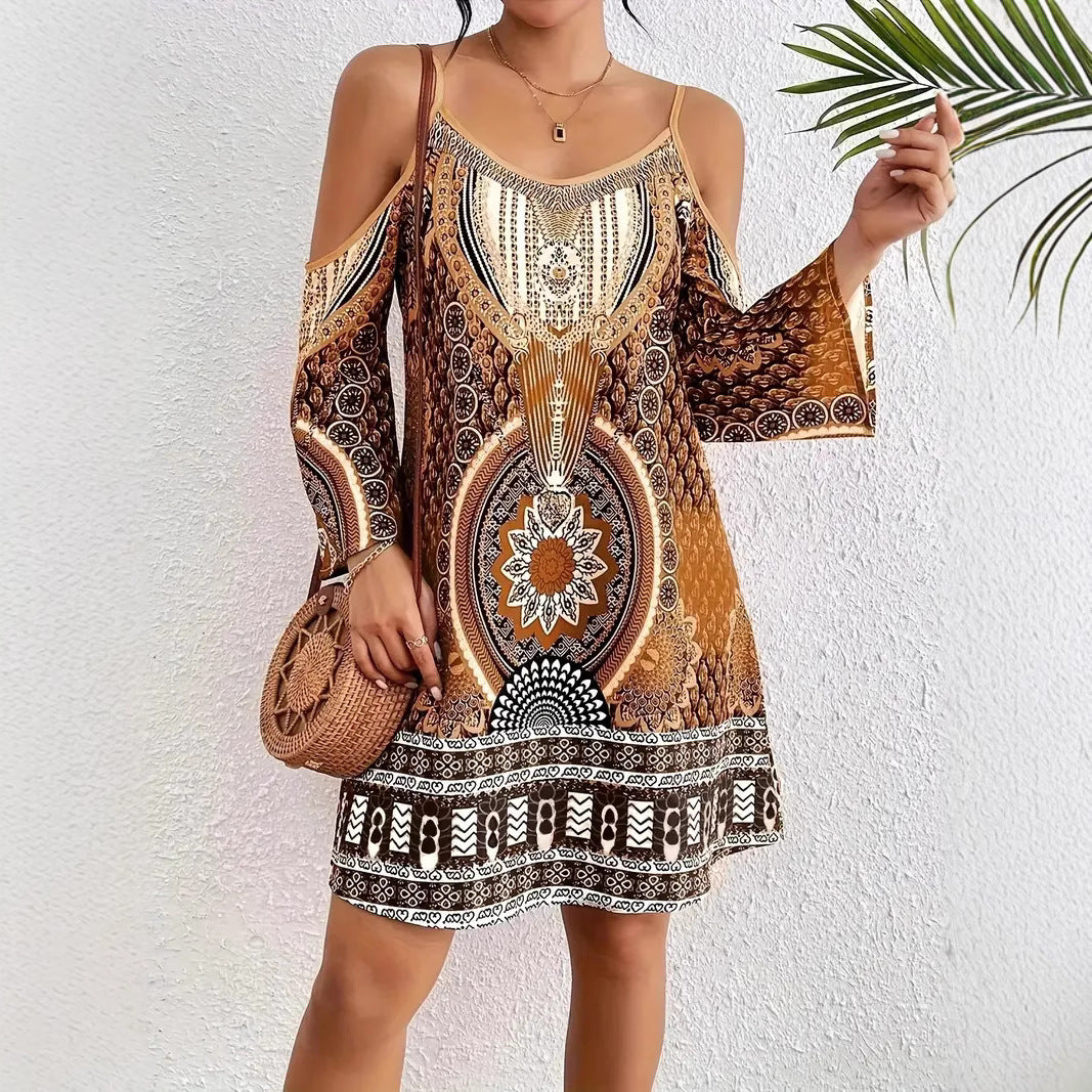 Dame Boho-inspireret kjole med skulderfri design og farverige mønstre Stilla