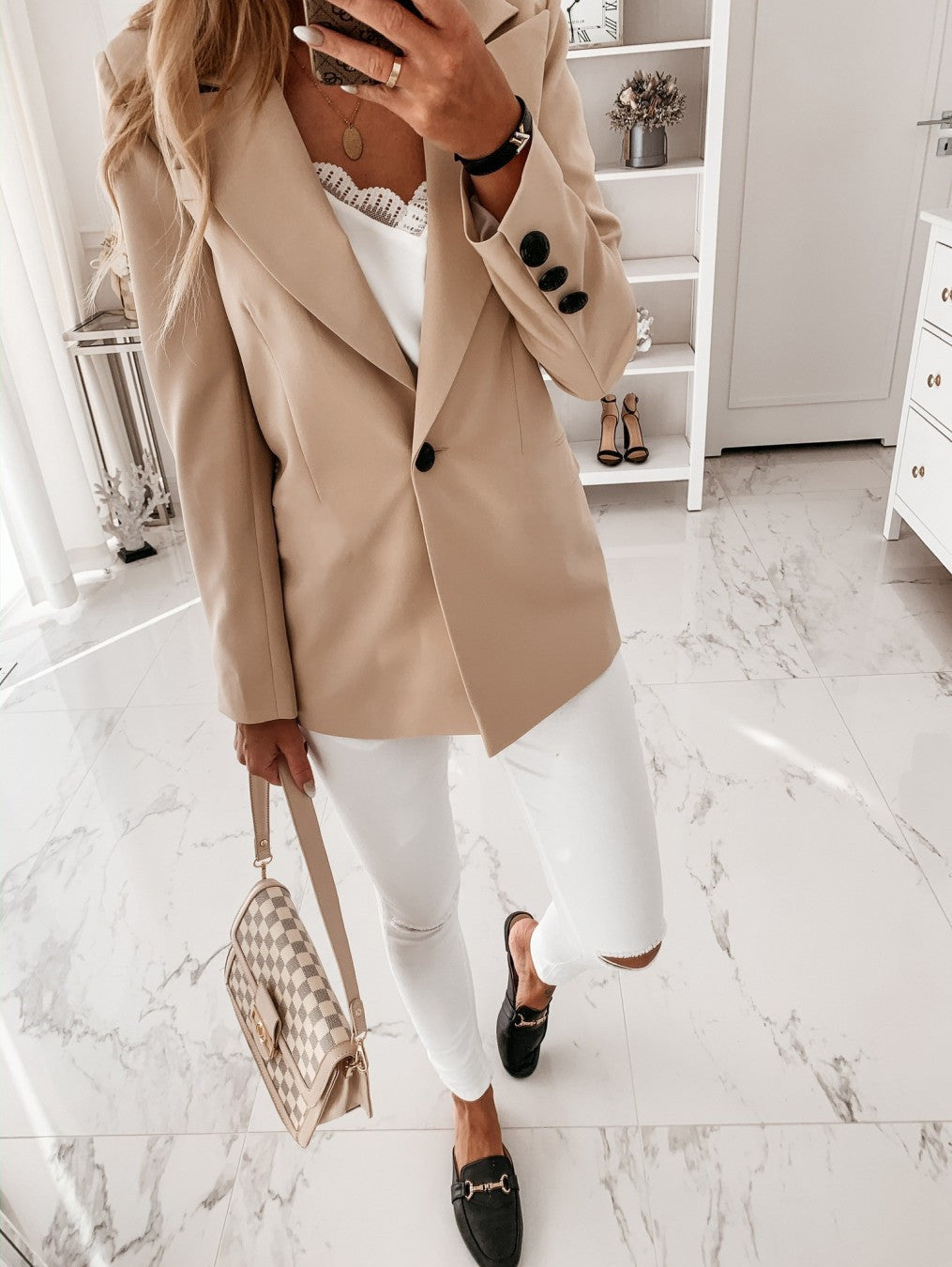 Dame elegant blazer-sæt med figursyet pasform og moderne snit Stilla