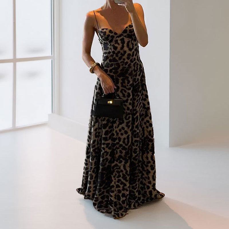 Damerne maxi kjole med dyb halsudskæring og elegant leopardprint Stilla