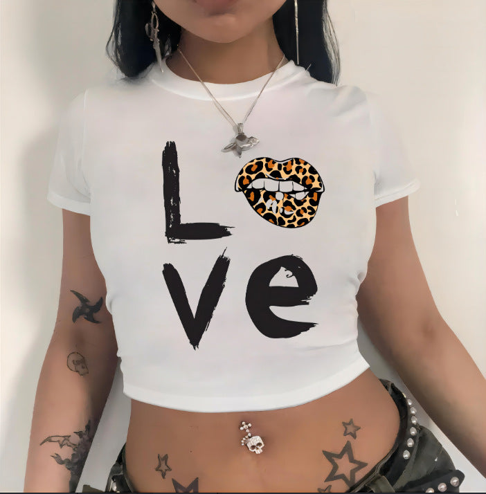 Dame Crop-T-Shirt med animalistisk læbe motiv og iøjnefaldende skrift Skovae