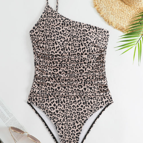 Dame én-delt badesuit med trendy leopardmønster og figurformende snit Stilla