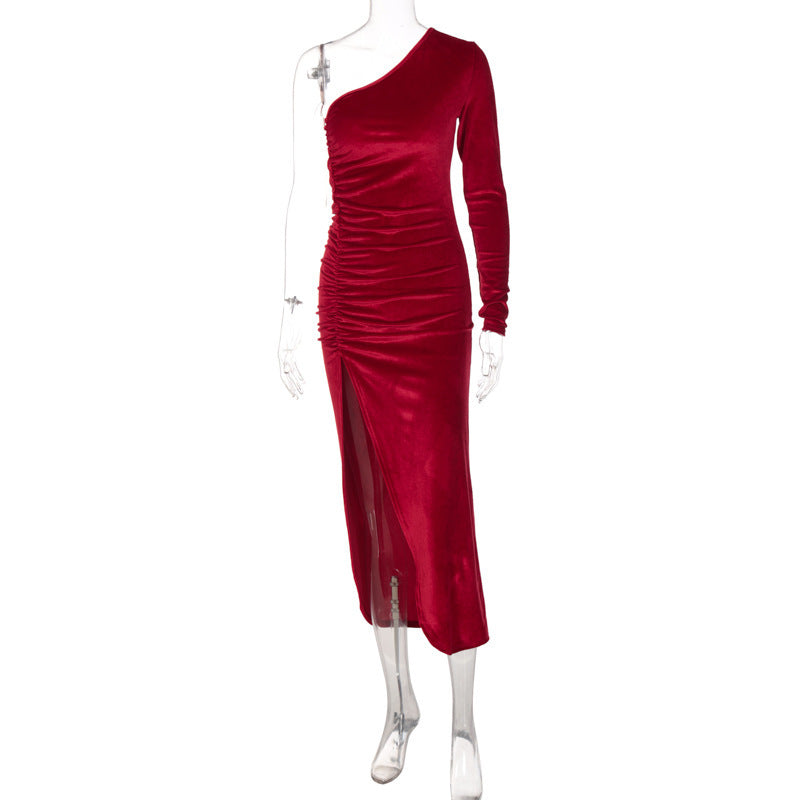 Damer Elegant og figurformet kjole lavet af luksuriøst velour-stof med asymmetrisk snit Stilla