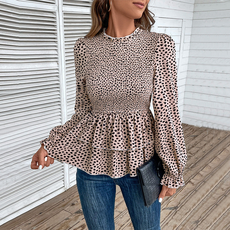 Damebluse med flæser og prikket design Stilla
