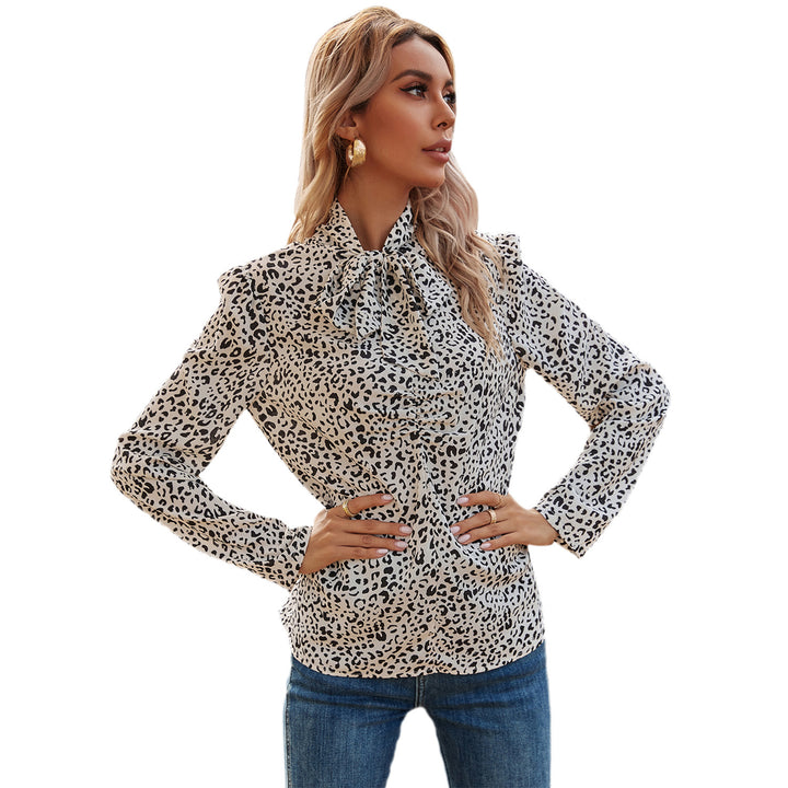 Kvindernes elegante bluse med flæse detaljer og ædel leopard mønster Stilla