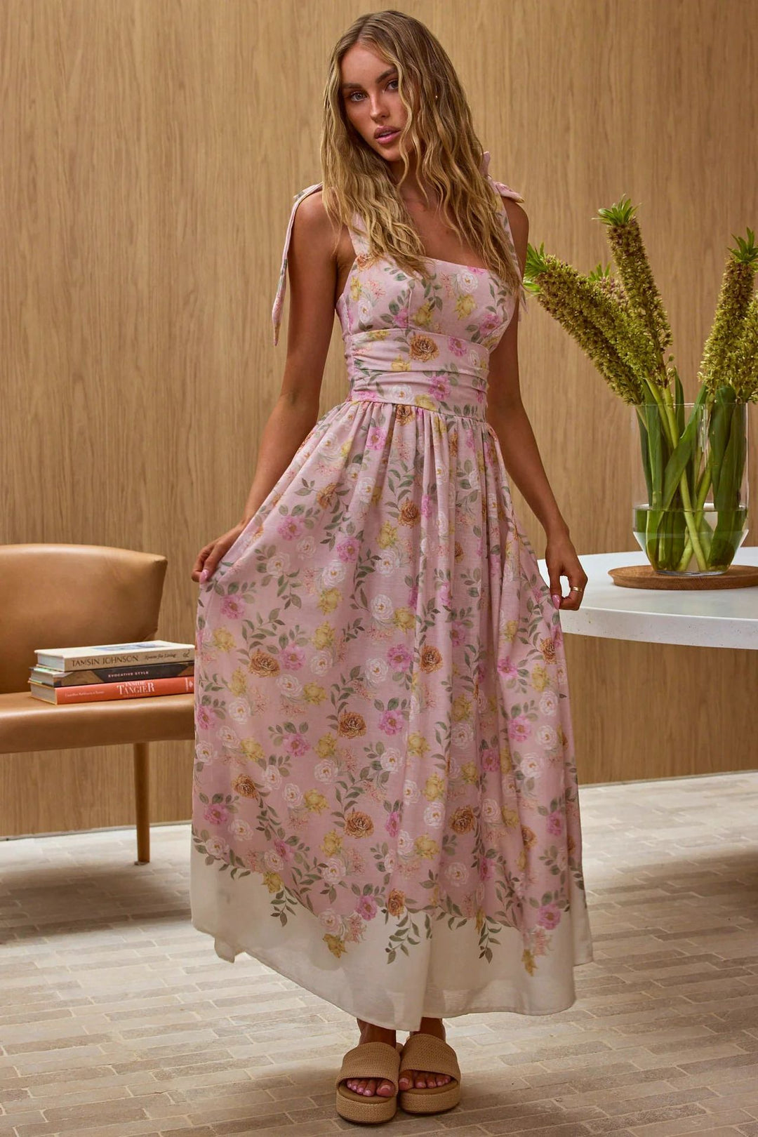 Kvinders maxikjole med blomsterdetaljer og justerbare spaghetti-stropper Skovae