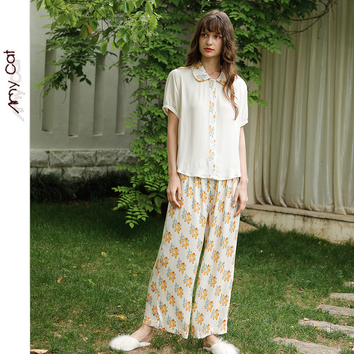 Dame elegant pyjamasæt i åndbart satinlignende materiale med blomsterdesign Stilla