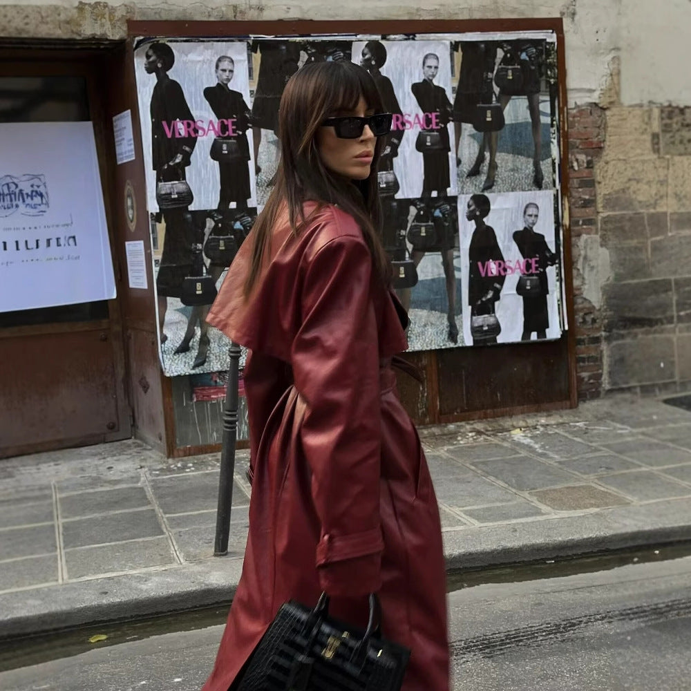 Kvindernes elegante trenchcoat i moderne look med faux læder og talje bælte Stilla