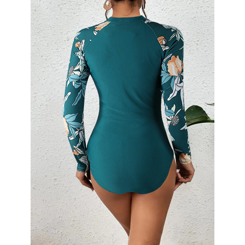 Dame surfdragt med blomsterfarvet design og sportslig lynlås Skovae