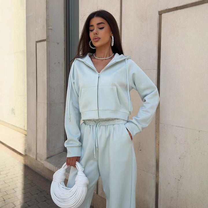 Kvinders sporty fritidssæt med cropped jakke og bred talje Skovae