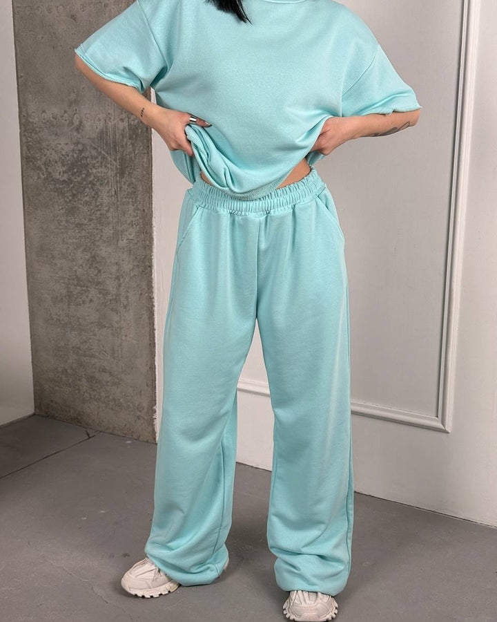 Kvinders afslappede loungedragt med brede bukser og komfortabel oversized top