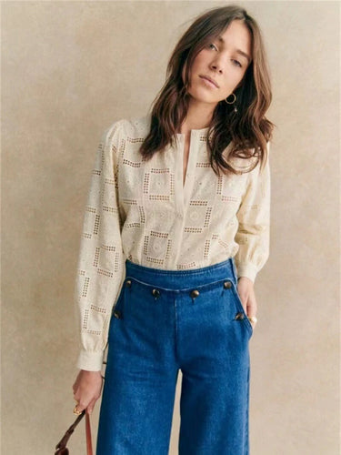 Dame elegant bluse med fint hulsyndesign og dekorativ ståkrave Stilla
