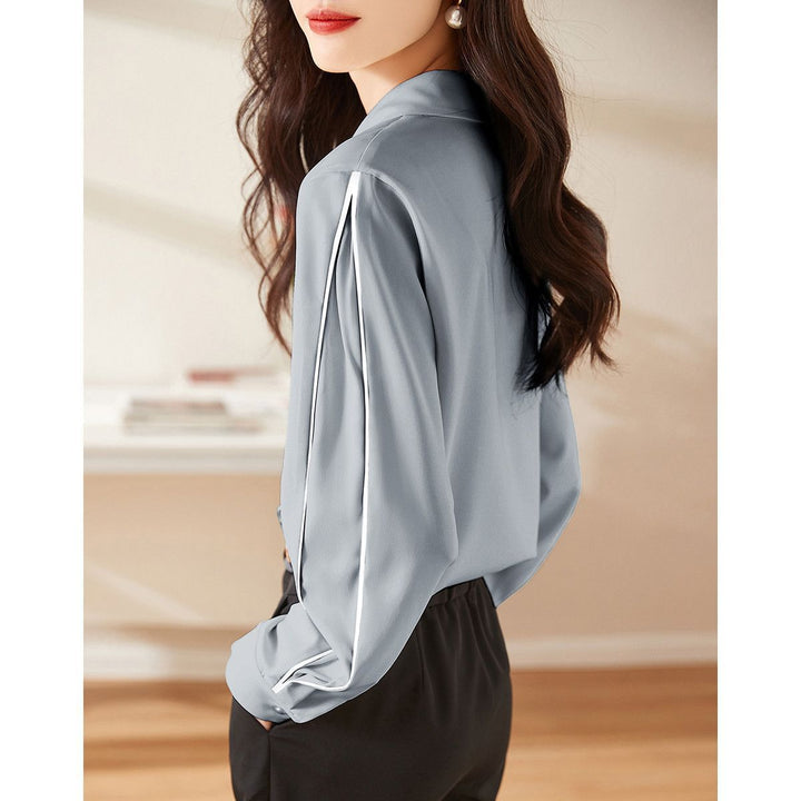 Damernes elegante bluse med klassiske knapdetaljer Stilla
