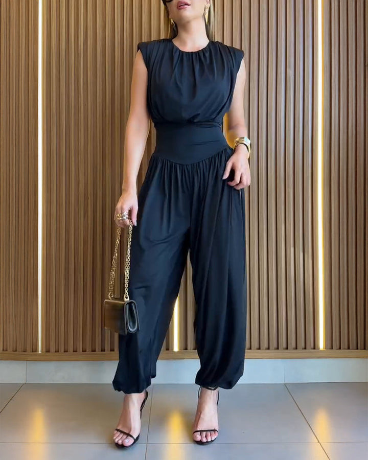 Dame moderigtig jumpsuit med elastisk taljebånd og innovativt snit Skovae