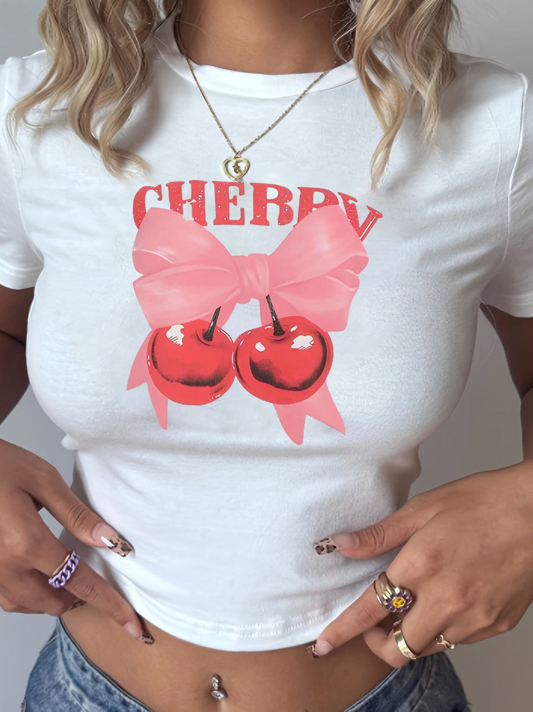 Dame Crop-T-shirt med iøjnefaldende grafisk design og frækt statementtryk Skovae