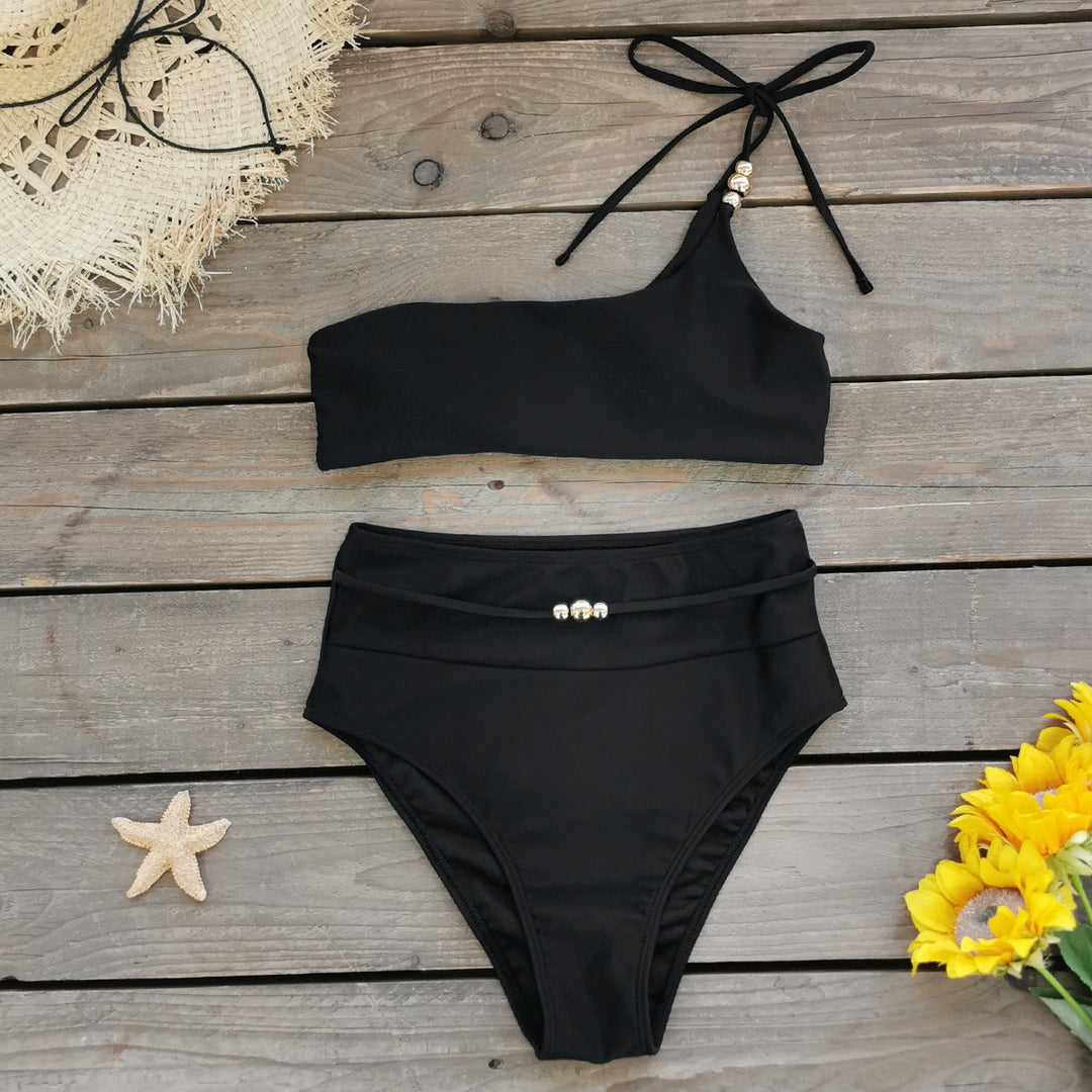 Dame bikini med innovativt one-shoulder-design og dekorerede knapdetaljer Stilla