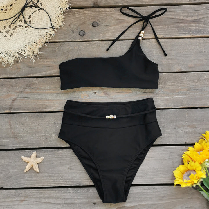 Dame bikini med innovativt one-shoulder-design og dekorerede knapdetaljer Stilla