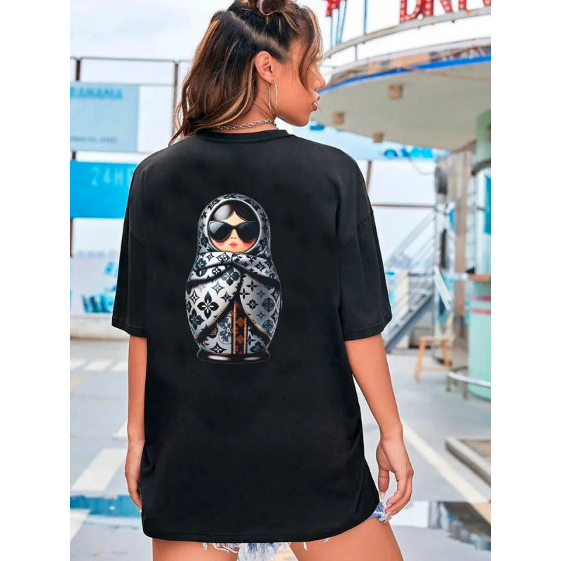 Dame T-shirt med kreativ Matroschka-tryk og afslappet snit Stilla