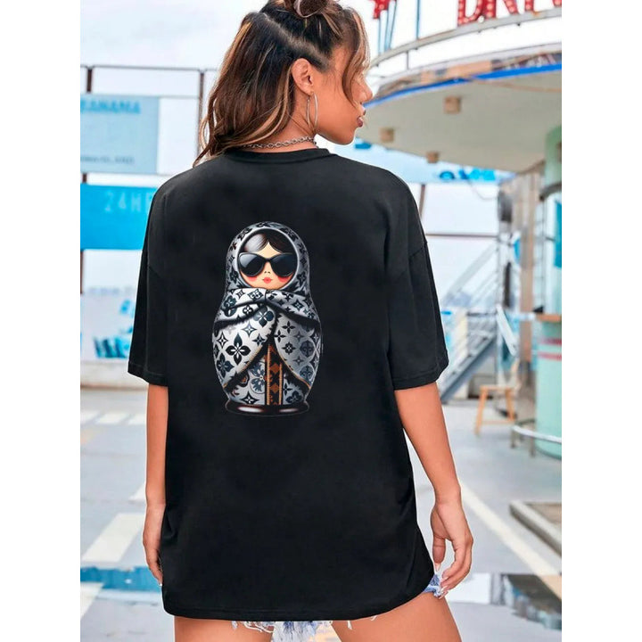 Dame T-shirt med kreativ Matroschka-tryk og afslappet snit Stilla