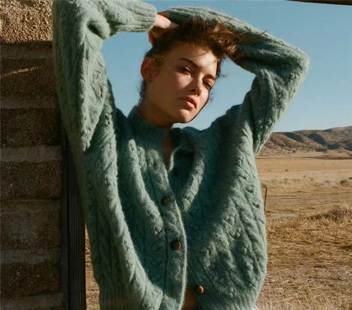 Dame strikjakke med fint struktureret kabellook og stilfulde knapdetaljer Stilla