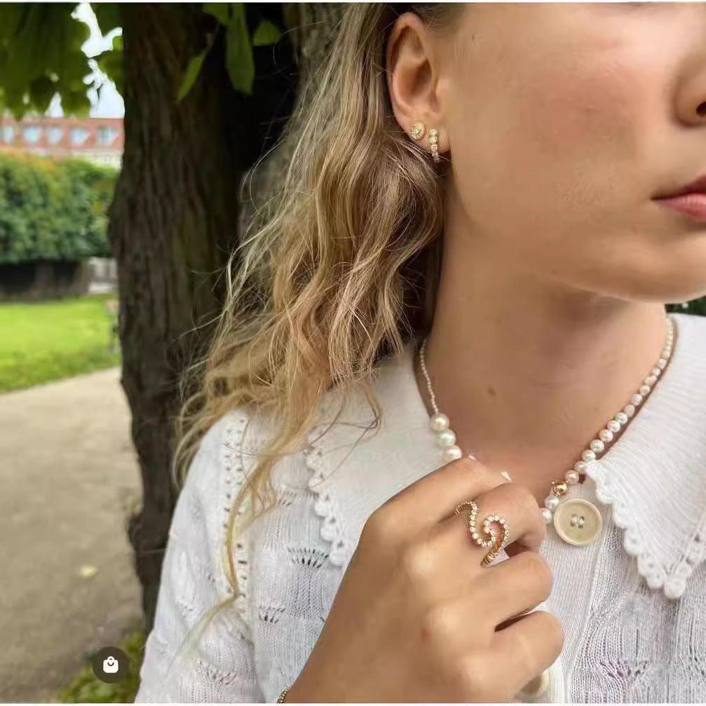 Damer strikjakke med elegant krave og fine knapdetaljer Stilla