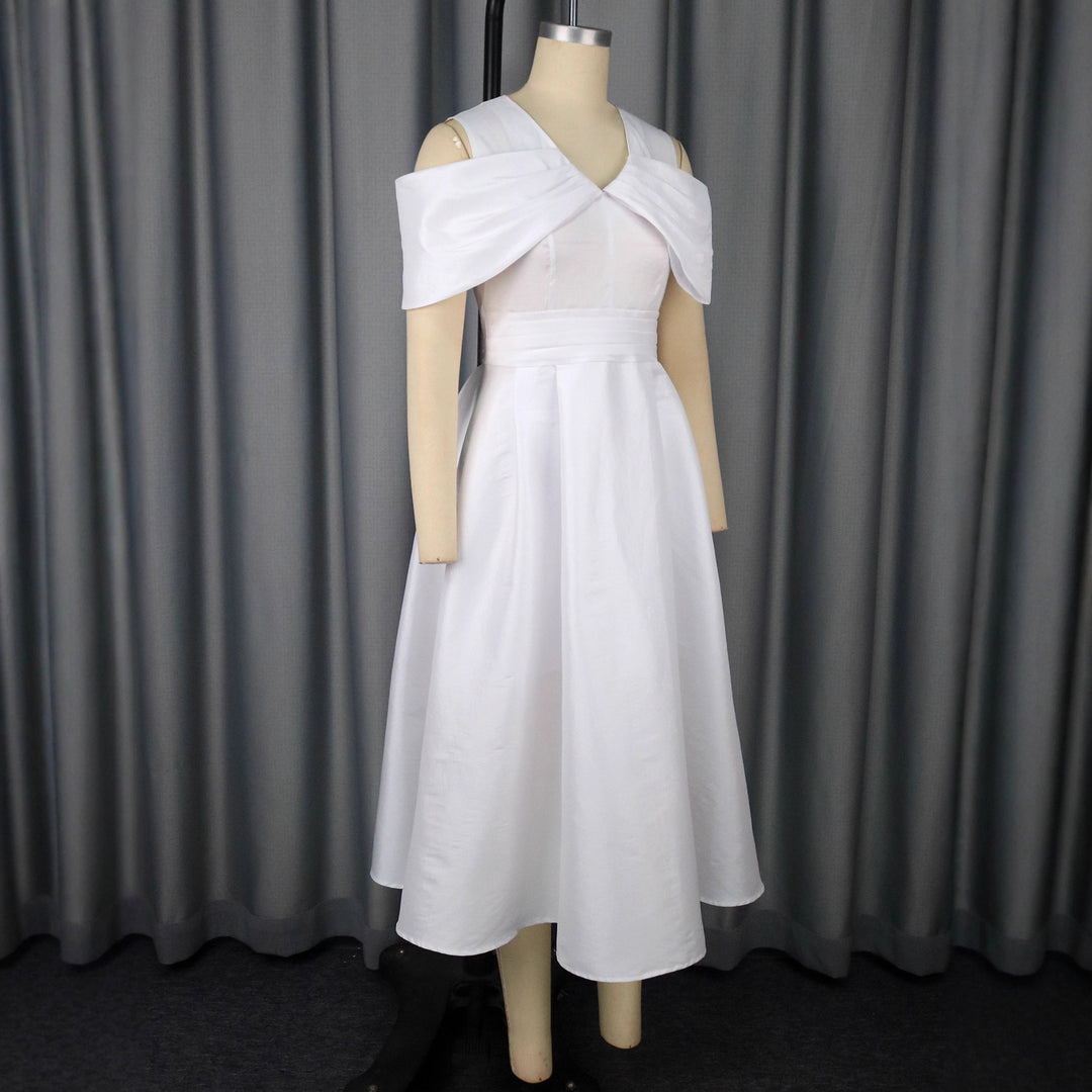 Dame Elegant kjole med vid skirt og skulderdetaljer Skovae