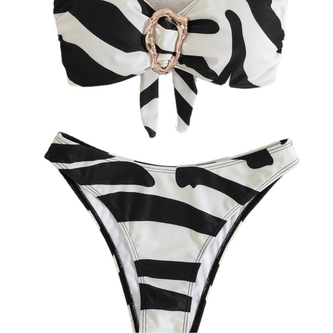 Dame bandeau-bikini med moderigtige spænde-detail og asymmetrisk snit Skovae