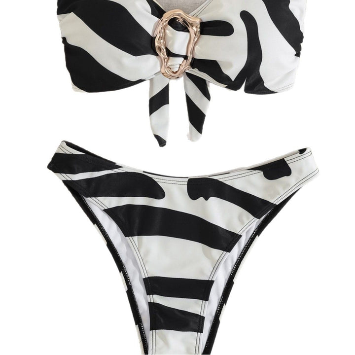 Dame bandeau-bikini med moderigtige spænde-detail og asymmetrisk snit Skovae