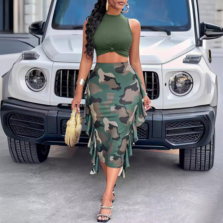 Dame Crop-top og asymmetrisk nederdel med flæse-detaljer og camouflage-mønster Stilla