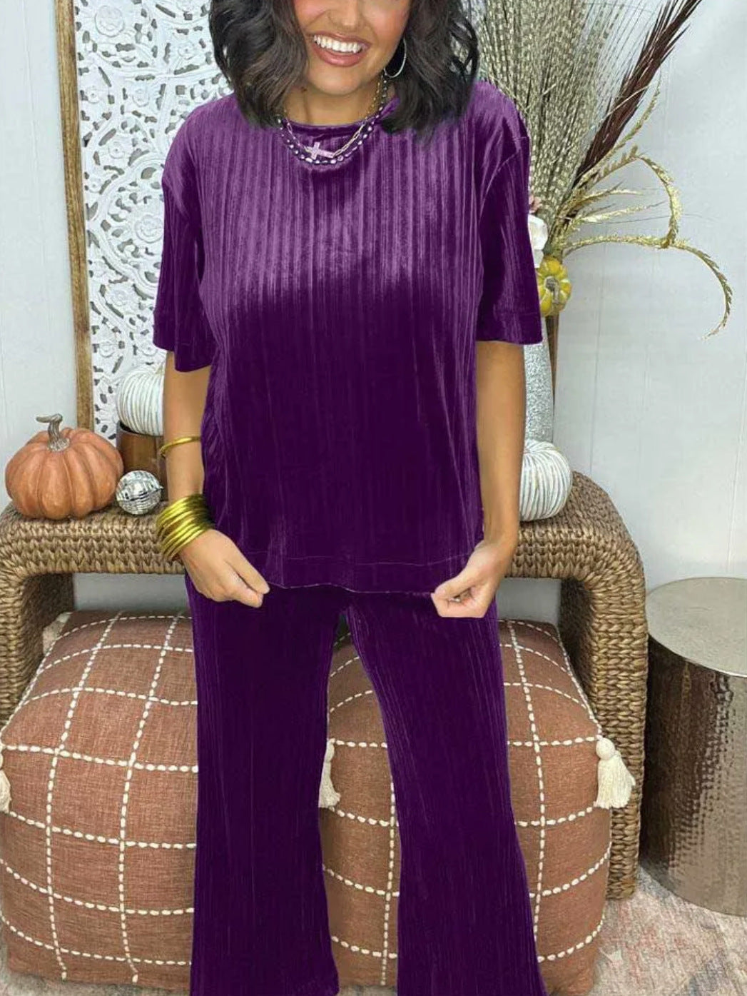 Dame hyggeligt lounge-sæt i fløjlsmateriale med bredt ben og regulær pasform Stilla