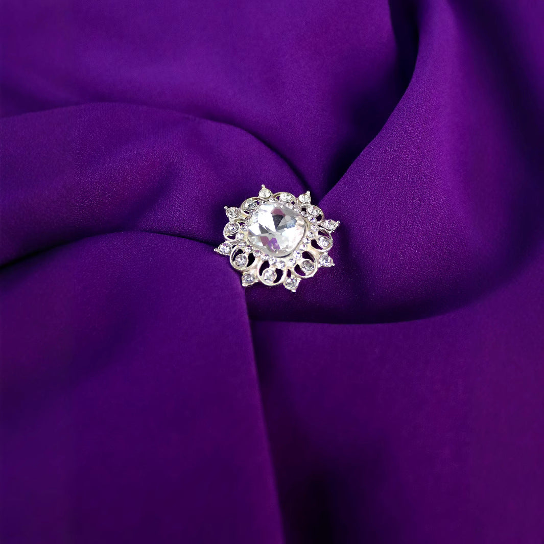 Dame Elegant og figurskænkende kjole med blomsterdetalje Skovae