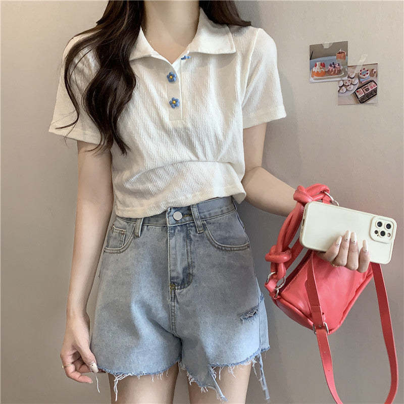 Femme Crop-Polo-Tee med blomsterknapdetalje Stilla