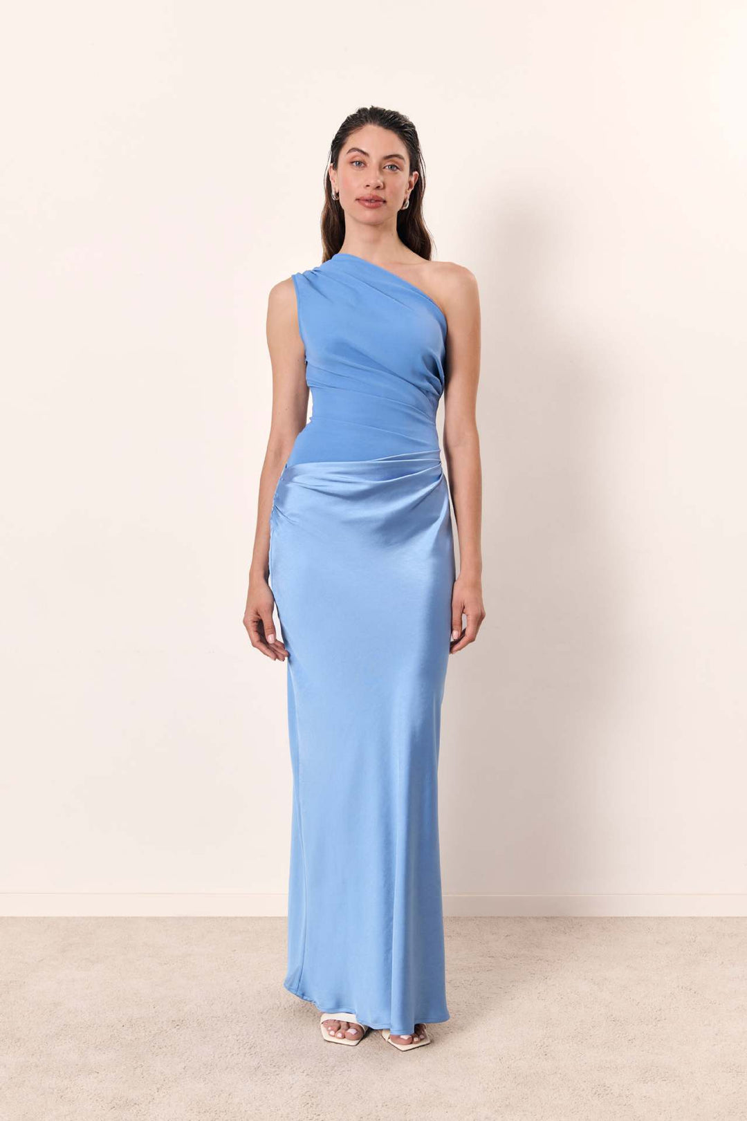 Dame elegant aften kjole med asymmetrisk snit og flydende design Skovae