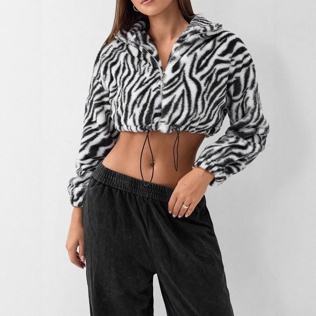 Kvindernes cropped fleecejakke med moderne zebra design og elastiske manchetter Stilla