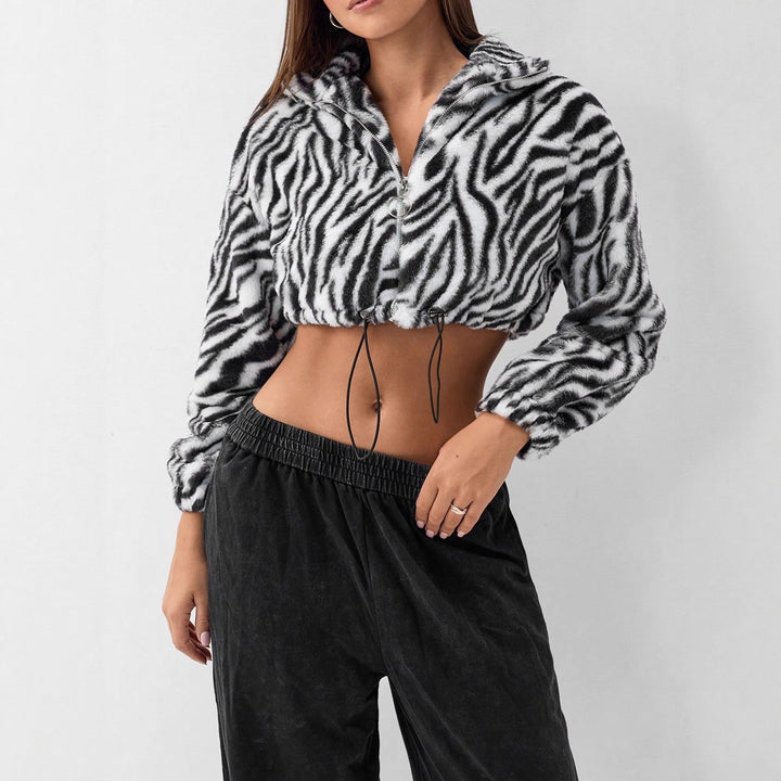Kvindernes cropped fleecejakke med moderne zebra design og elastiske manchetter Stilla