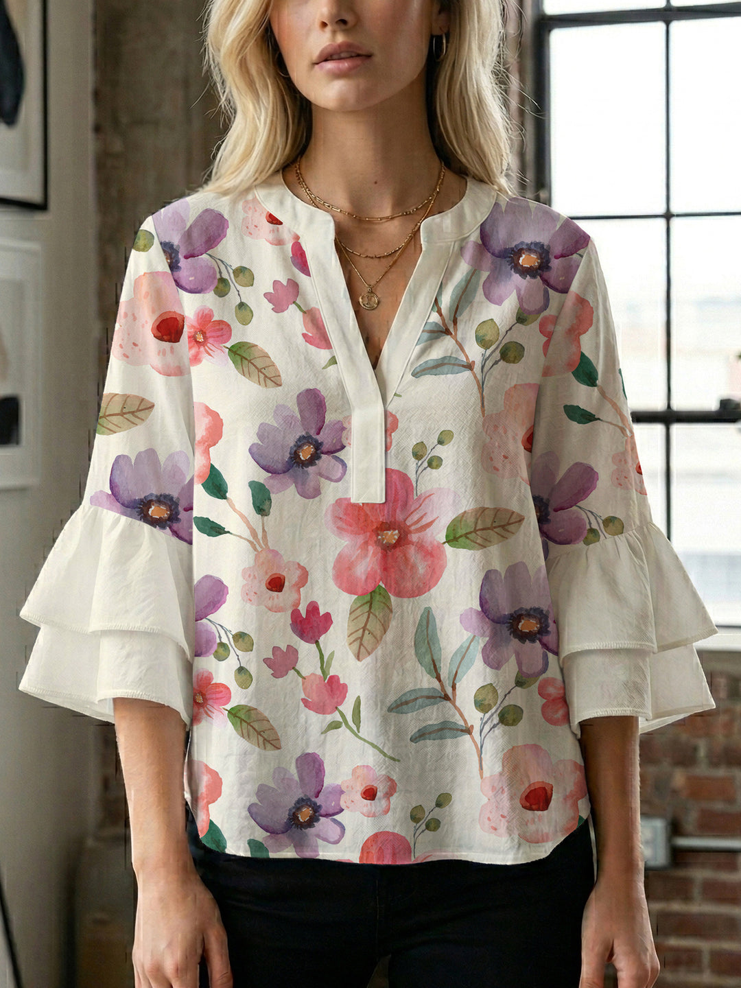 Dame elegant top med voluminøse flæsekanter og blomsterdesign Skovae