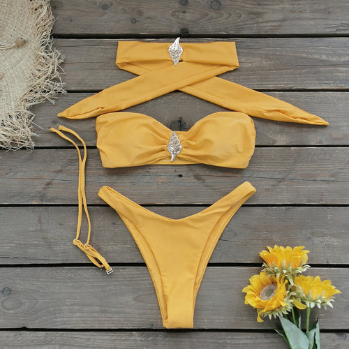 Dame bikini-sæt med elegant bandeau-top og fashionable dekorationer Stilla