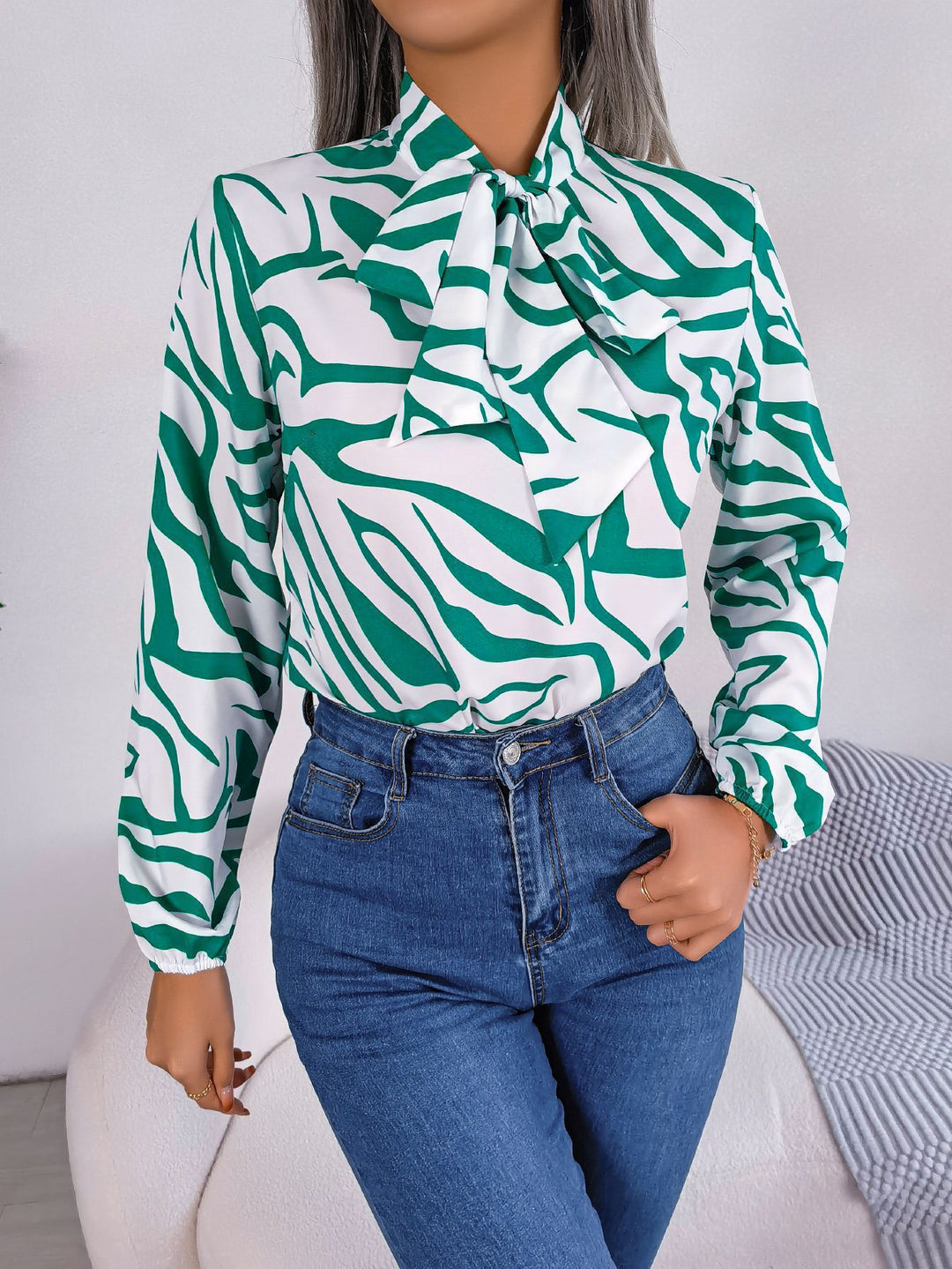 Damebluse med moderne zebredesign Stilla