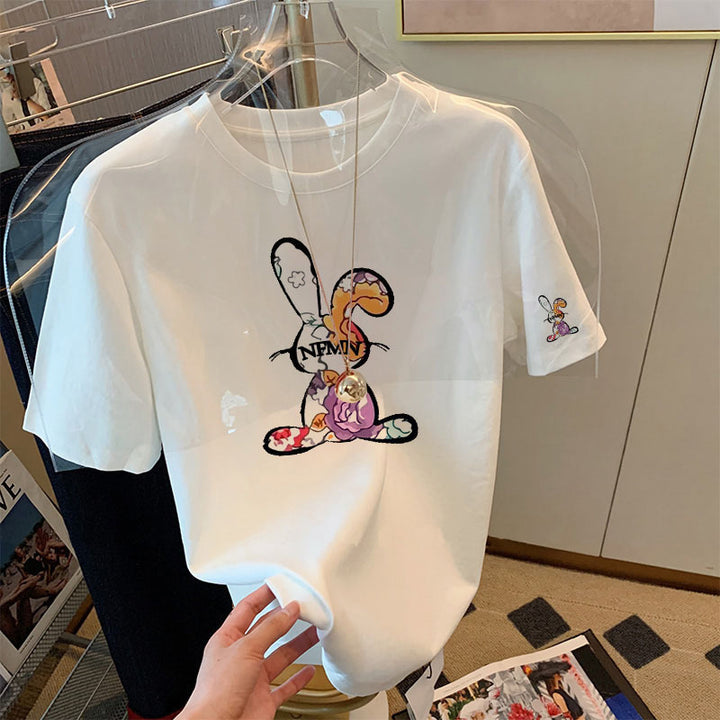 Dame T-shirt med legesyg kaninmotiv og elegant blomstertryk Stilla