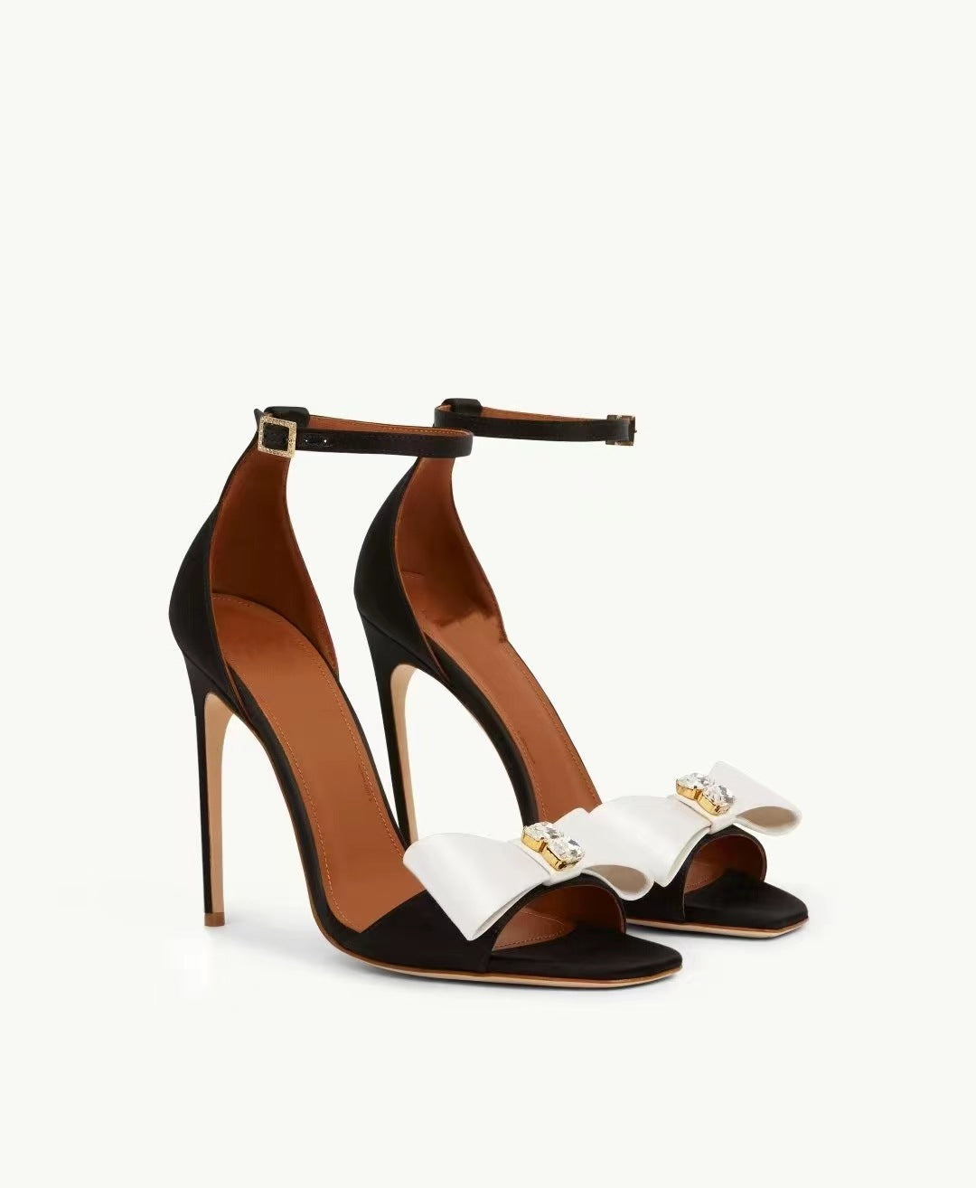 Dame elegante stiletto-hæle med sløjfe og rem-detalje Stilla