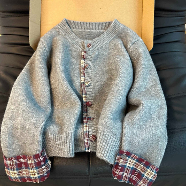 Kvinders fashionable cardigan med ternet mønster og praktiske knapper Stilla