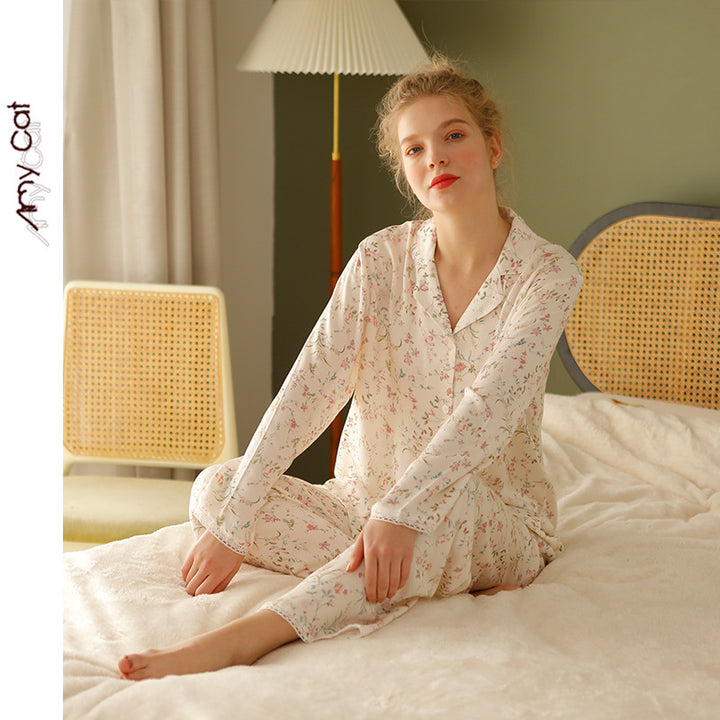Dame elegant pyjamasæt i let, åndbart materiale med blomsterprint Stilla
