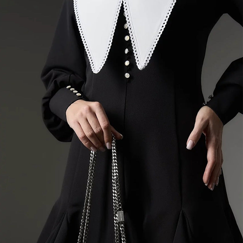 Dame minikjole med voluminøs krave og elegante knapdetaljer Stilla